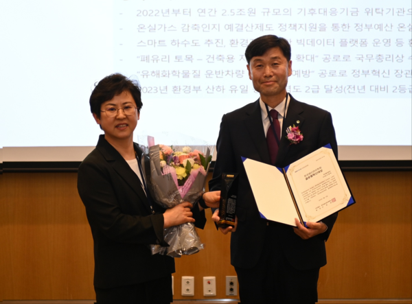 글로벌 혁신대상 수상 후 한국환경공단 백선재 물환경본부장(대리 수상)과 한국생산관리학회 이돈희 학회장 기념 사진 촬영.