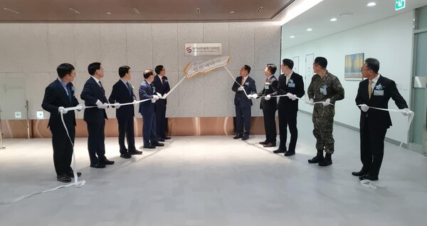 국가안보실과 국가정보원은 점차 지능화·고도화되는 사이버위협에 맞서 일원화된 대응체계를 마련하기 위해 경기도 판교 국가사이버안보협력센터에서 '국가사이버위기관리단' 현판식을 갖고 사이버위기 통합대응조직 운영을 본격화한다고 대통령실이 17일 밝혔다.(사진 = 대통령실 제공)