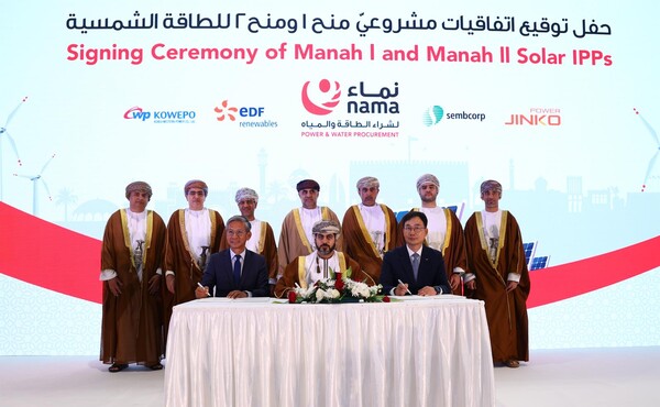 한국서부발전은 18일(현지시간) 오만수전력조달공사(OPWP)가 현지에서 개최한 ‘오만 마나 500MW 태양광발전’ 계약 서명식에 참석했다. 사진은 김성균 서부발전 사업부사장(앞줄 오른쪽)과 야쿱 빈 사이프 알 키유미(Yaqoob bin Saif Al Kiyumi) OPWP 사장(가운데), 프랑수아 다오(Francios Dao)EDF-R 중동·북아프리카 지역 부사장이 서명 후 기념촬영하는 모습 [제공=한국서부발전]