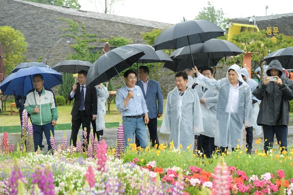 18일 김진표 국회의장이 2023정원박람회장을 찾아 노관규 순천시장과 함께 박람회장을 둘러보고 있다.