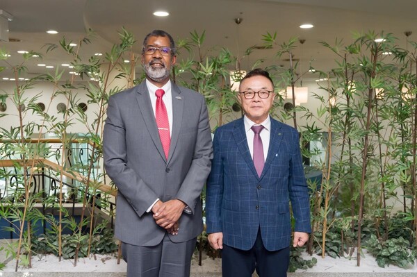 왼쪽 윌리엄 맥우드 OEDC,NEA 사무총장, 오른쪽 황주호 한수원 사장 [제공=한국수력원자력]