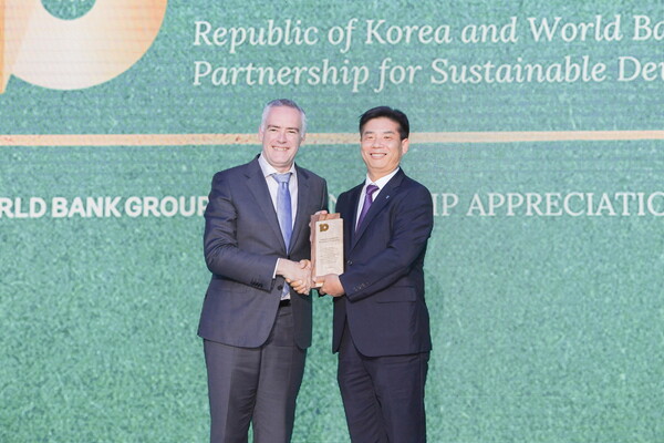 수도권매립지관리공사 조준호 기후에너지처장(오른쪽)이 Jason Alford 세계은행 한국사무소장으로부터 감사패를 전달받고 있다.