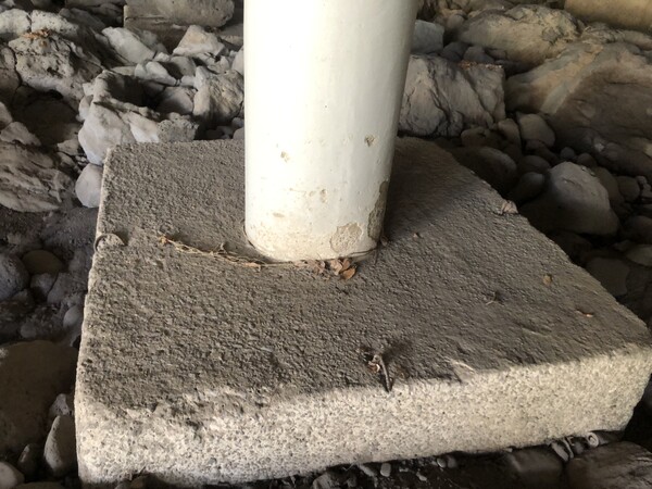 하천바닥과 연결된 상반을 떠받추고 있는 50여 개의 교각으로 교각 기둥 둘레는 큰 것은 3m에 가까운 구조물들이 원활한 빗물 흐름을 방해했고 한천 다리를 들썩거려 도로를 덮쳤다.