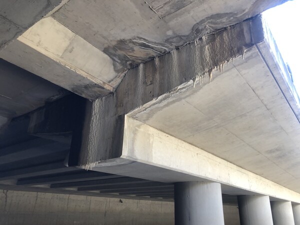 복개천 상판 콘크리트 구조물은 매우 두꺼워서 막대한 환경오염물질 배출이 불가피하고 시간소요가 많다. 결국 자칫 하천바닥에 중금속이 함유된 콘크리트 잔재물이 쏟아져 오염유발 가능성이 매우 높을 것으로 우려된다.