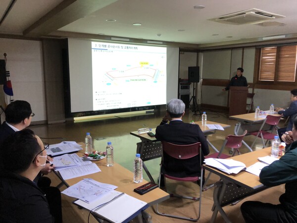 한천에 대한 자연재해위험지구 정비사업 주민설명회가 29일 용담2동 사무소에서 주민 50여명이 참석한 가운데 열렸다.