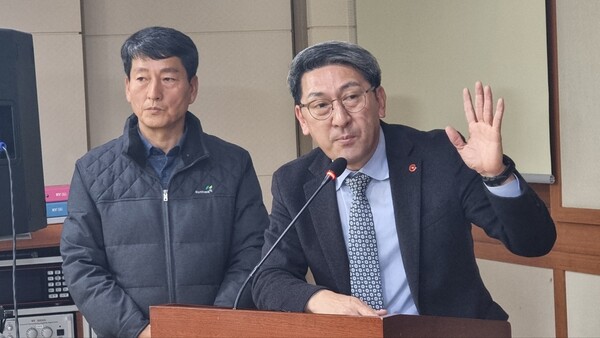 김황국 제주도의회 부의장(국민의힘)이 주민설명회에서 발언한 모습, 옆은 감리단