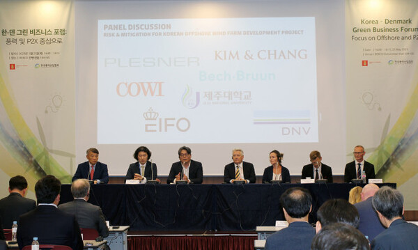 2023 한-덴 그린 비즈니스 포럼 패널 토론. 25일(목) 부산 벡스코에서 열린 한-덴 그린 비즈니스 포럼에서 한국과 덴마크의 기업 및 기관들이 패널토론에 임하고 있다. 이 날 토론은 ‘한국형 해상풍력 발전단지 개발 사업을 위한 리스크 완화 및 공급망 구축’ 및 ‘'재생에너지 생태계 및 공급체계 지역화 관련 발전 방안과 솔루션'을 주제로 두 차례 진행되었다.
