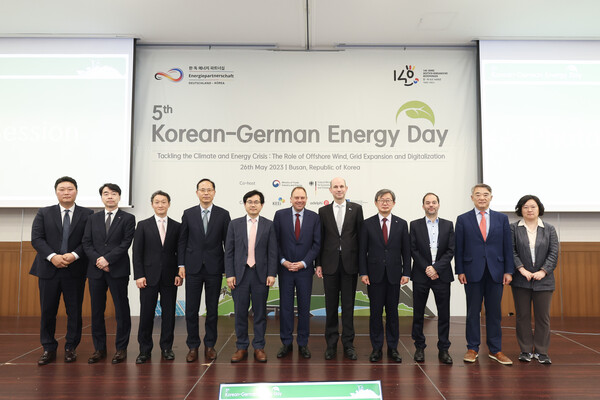 왼쪽부터한국지멘스에너지&한국지멘스가메사리어블에너지 홍성호 대표이사,한국전력공사 전력연구원박민혁연구전략실장,에너지경제연구원정준환에너지산업연구본부장,한국남부발전김민수전무,산업통상자원부천영길에너지산업실장,주한독일부대사페터빙클러,한독상공회의소 마틴 행켈만 대표,한국에너지기술평가원권기영원장,독일연방경제기후보호부 기후에너지팔크뵈메케국제양자협력부서장,에너아이디어김희집대표,홍익대김수이교수.(사진=한독상공회의소)