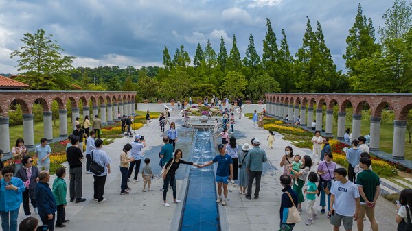 스페인정원을 관람하고 있다