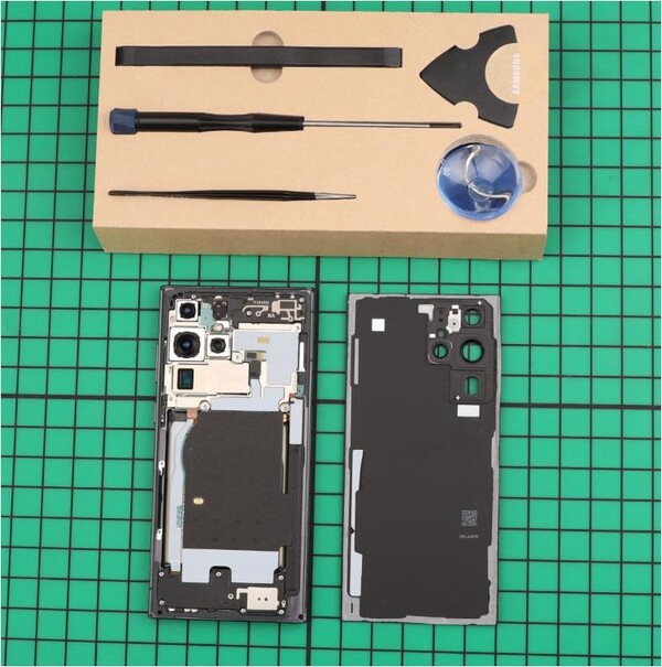 갤럭시 자가 수리 도구와 갤럭시 S22 울트라 제품 사진 [제공=삼성전자]