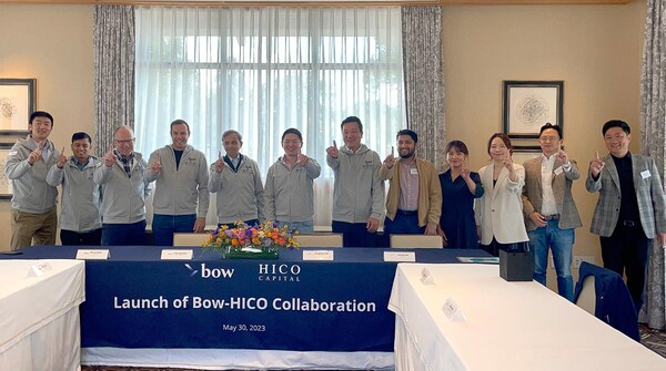 미국 실리콘밸리 로즈우드 샌드힐 호텔에서 열린 SK네트웍스의 미국 투자법인 하이코캐피탈과 벤처 투자사인 보우캐피탈의 파트너십 추진 행사에서 양사 관계자들이 기념사진을 촬영하고 있다.