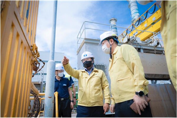 남부발전 이승우 사장이 작년 9월 부산빛드림본부 현장을 찾아 초대형 태풍 힌남노 경과 후 발전설비 운영에 차질이 없도록 안전점검에 나섰다. [제공=한국남부발전]