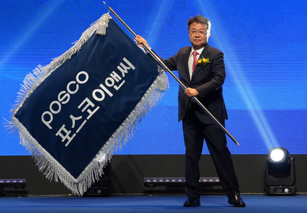 한성희 포스코E&C 사장이 3월 20일 새 사명이 적힌 깃발을 흔들고 있다. (사진= 포스코E&C 제공)