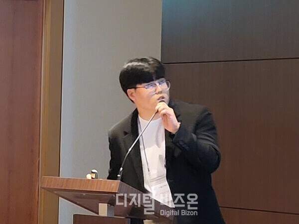 ​​​​​(사진=솔리렉스 연구원이 중대재해예방을 위한 피부,온열,근골격계 개인안전보호구를 소개했다. 피부를 과학적으로 보호하기 위한 개인안전 보호구 자료를 발표하고 있다.) 