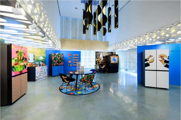 삼성물산패션 콘셉트 스토어 ‘10 꼬르소 꼬모 서울’ 청담점에 팝업 전시 중인 ‘토일렛페이퍼’ 협업 한정판 비스포크 냉장고 이미지 [제공=삼성전자]