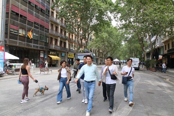 노관규 순천시장과 관계 공무원들이 바르셀로나 슈퍼블록을 찾았다