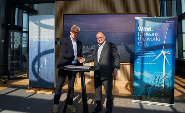 지난 7일 (현지시간) 오스테드 그룹 회장 겸 CEO 매즈 니퍼(왼쪽)가 베스타스 CEO 헨릭 엔더슨(오른쪽)과 악수를 하고 있다. 