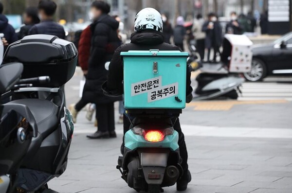 ​서울 시내에서 배달 라이더가 음식을 배달하고 있는 모습. (사진= 연합뉴스)