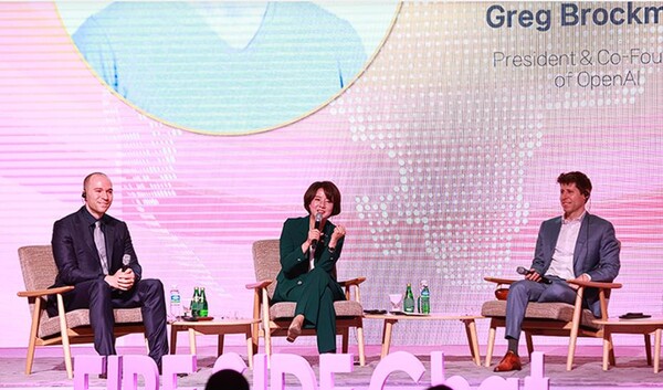 ​이영 중기부 장관이 9일 서울 영등포구 63스퀘어에서 오픈AI 대표 및 주요임원진들과의 간담회에 참석, AI와 K-스타트업과 관련해 대담을 나누고 있다. 왼쪽부터 그렉 브로크만 오픈AI 공동창업자, 이영 중기부 장관, 샘 알트만 오픈AI 대표.(사진=중기부)