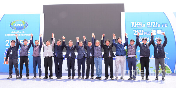 착공식을 마친후 환경공단 소속 광주전남제주본부 임직원들과 함께 성공적인 결의를 다졌다.  