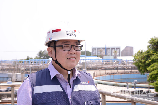 금호건설 오덕환 현장소장은 “하수처리시설의 가동을 중단하지 않는 무중단 공법으로 시공하면서, 기존 구조물은 해체철거하고, 새로운 플랜트를 구축하게 된다.”며 “사업 기간 내에 완벽하게 차질 없이 마치도록 집중하겠다.”고 밝혔다.