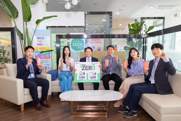 박형덕 한국서부발전 사장(왼쪽 세 번째)은 19일 회사를 대표해 ‘1회용품 제로 챌린지’에 동참했다. [제공=한국서부발전]