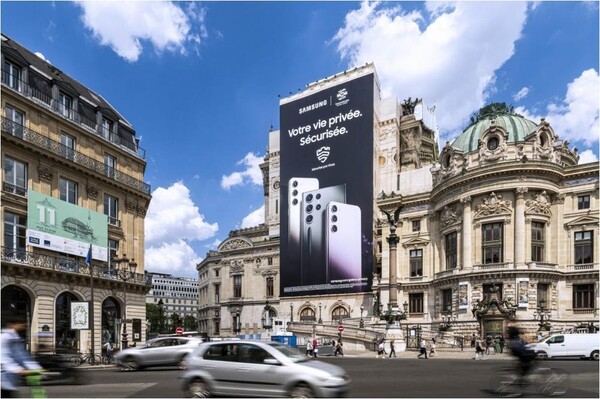 삼성전자가 파리 오페라 가르니에 외벽에 마련된 갤럭시 옥외 광고에 ‘2030 부산 엑스포’ 로고를 포함하고 박람회 유치 활동을 알리고 있다. [제공=삼성전자]