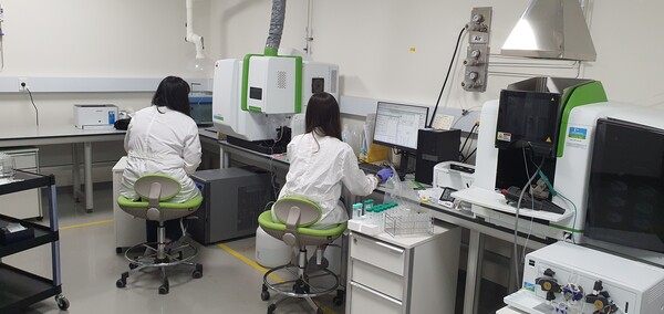 (사진=실험실에서 실험데이터를 측정하고 모습)