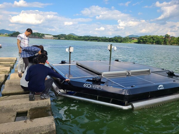 황상철 한국수자원공사 환경에너지 본부장을 포함한 한국수자원공사직원들이 6월 22일 경상남도 함안군 칠서면 인근에서 녹조 발생 상황을 점검하고 에코로봇을 활용하여 녹조 제거 작업을 진행하고 있다. [제공=한국수자원공사]