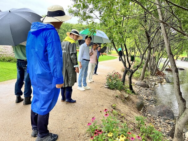 노관규 시장이 조직위 관계부서와 함께 개울길광장을 점검하고 있다.