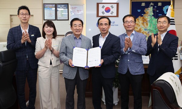 한국환경공단 정재웅 자원순환본부장과 진천군 송기섭 군수가 22일 진천군청에서 “농촌환경 개선 및 탄소중립 기반 구축”을 위한 업무협약식 후 기념촬영을 하고 있다. (왼쪽부터) 진천군 신덕인 주택팀장, 윤혜순 건축디자인과장, 송기섭 군수, 한국환경공단 정재웅 자원순환본부장, 홍성곤 폐자원사업처장, 이호철 충북지사장