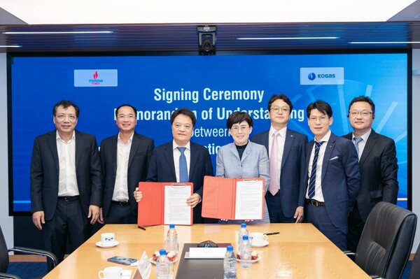 한국가스공사는 6월 23일 PV Power(베트남 국영 발전회사)와 MOU를 체결했다(오른쪽에서 네번째 최연혜 가스공사 사장) [제공=한국가스공사]