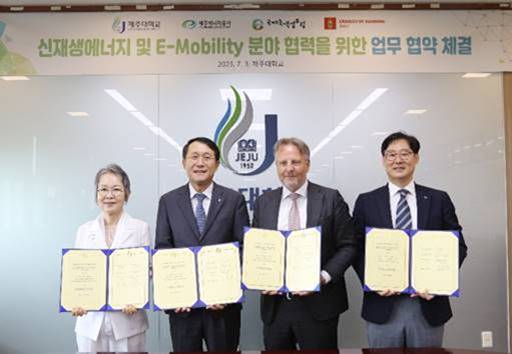 (왼쪽부터) 5일(수) 제주대학교 본관 회의실에서 열린 ‘덴마크-제주도 신재생에너지 및 E-모빌리티 분야 협력을 위한 업무 협약 체결식’에서 허경자 국제녹색섬포럼 이사장, 김일환 제주대학교 총장, 스벤 올링 주한덴마크대사, 김호민 제주에너지공사 사장 등이 기념 촬영을 하고 있다.