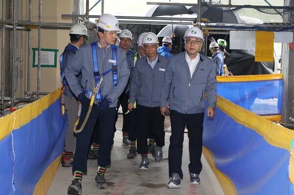 황주호 한수원 사장이 건설중인 새울3,4호기 현장을 점검하고 있다. [제공=한국수력원자력]