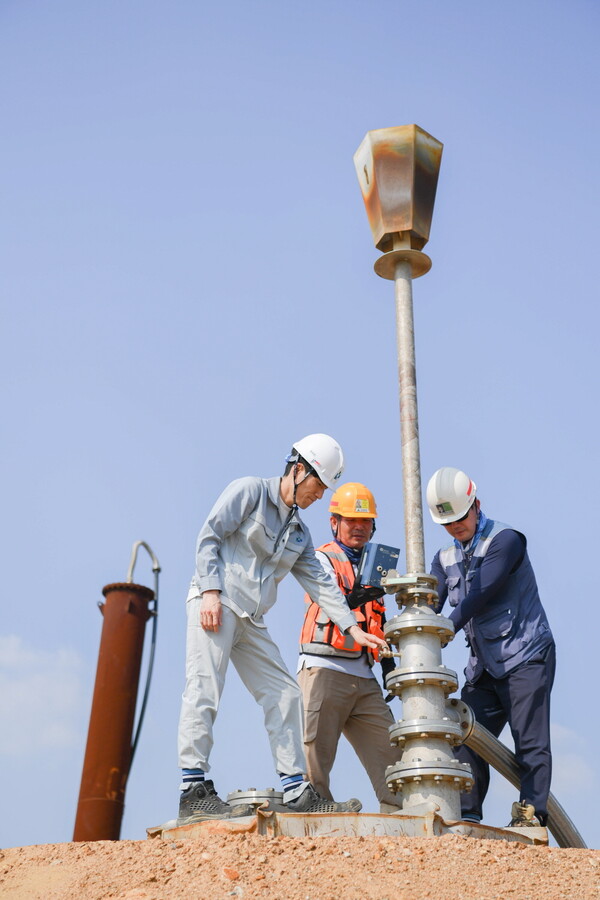 매립지공사 강성민 과장(맨 왼쪽)이 수도권매립지 제3-1매립장 상부에서매립가스가 정상 포집·이송되고 있는지 점검하고 있다.