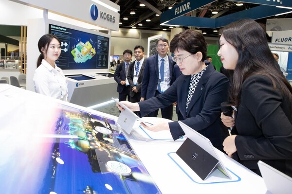 최연혜 가스공사 사장이 LNG2023 행사에서 가스공사 홍보관을 둘러보고 있다(오른쪽 두번째 최연혜 가스공사 사장) [제공=한국가스공사]