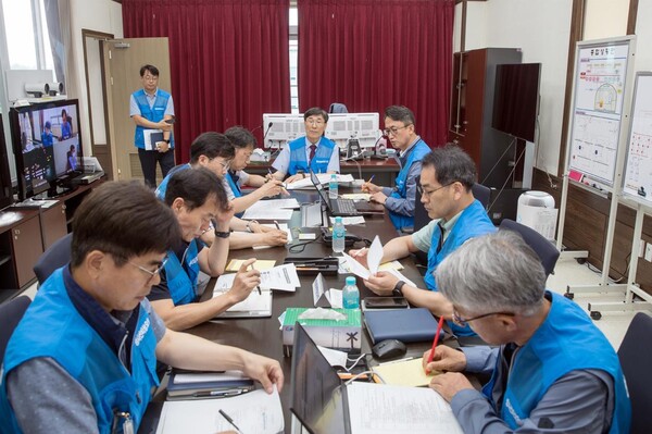 한울1호기 방사능방재 전체훈련 회의장면(가운데 이세용 본부장) [제공=한울원자력본부]