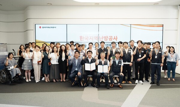 한국지역난방공사 新인권경영 선포식 현장(앞줄 왼쪽부터 송현구 한난 부사장, 정용기 한난 사장, 이홍성 한난 노조위원장, 김선호 한난 노조 수석부위원장)