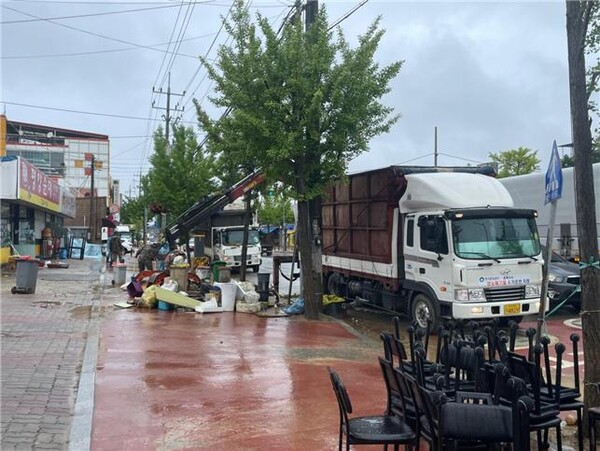 (사진설명 : 한국환경공단은 공단 보유 5ton 크레인을 활용하여 충북 청주시 강내면 수해 지역에 대한 복구 지원 활동을 펼쳤다.)