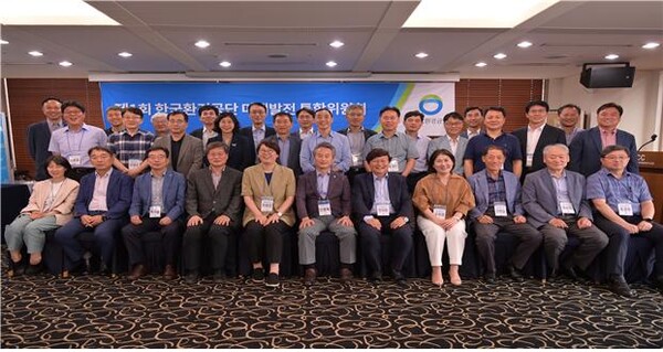 (사진= 한국환경공단 안병옥 이사장(가운데, 앞줄 왼쪽에서 6번째)등 미래발전 통합위원회 내․외부 위원들이 미래발전 통합위원회 기념사진을 촬영하고 있다.)