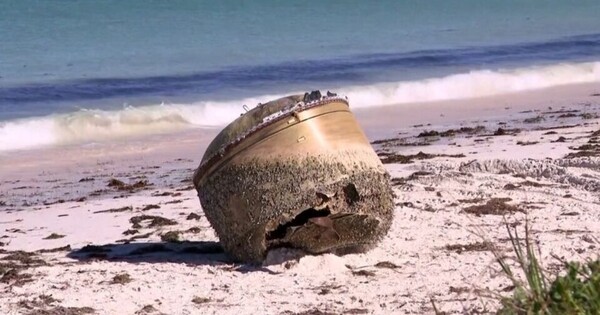 지난 18일(현지시간) CNN 등 외신에 따르면 호주 서호주의 주도 퍼스에서 250㎞ 떨어진 그린 헤드(Green Head) 해변에 구리색 원통 모양의 정체를 알 수 없는 물체가 떠밀려 왔다. 플린더스대학(Flinders University) 우주 고고학자인 앨리스 고먼(Alice Gorman)은 이 물체를 보고 "인도가 예전에 발사한 극지 위성의 일부분으로 보인다"고 말했다. (사진=AP 연합뉴스)