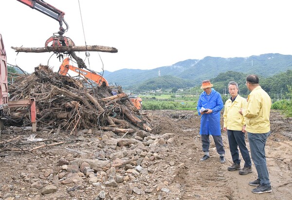 (사진설명= 한국환경공단 안병옥 이사장(가운데)이 경북 예천(감천면 벌방리) 수해복구 현장을 방문하여 수해복구 지원현황을 점검하고 있다.)