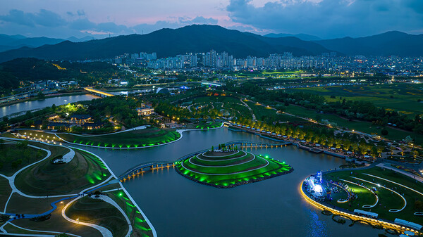 순천만국제정원박람회조직위원회가 본격적인 하계 휴가철을 맞아 시간대를 활용한 정원 나들이를 추천했다. 사진은 오천그린광장의 워터아일랜드(사진 上)와 동문 호수정원(사진 下) 야경 모습.