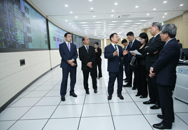 윤석대 수자원공사 사장(왼쪽 세 번재)이 1일 경기도 과천시 K-water 한강유역본부에서 캄보디아, 라오스, 미얀마, 태국, 베트남 등 메콩강 지역 5개국의 주한대사들에게 디지털 물관리 현황을 설명하고 있다.[사진=한국수자원공사]