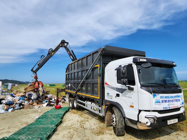 한국환경공단은 9일 새만금 세계 잼버리대회 현장 폐기물 처리 등의 지원을 위해 임직원들이 자원봉사활동을 펼치고 있다.