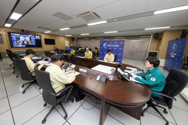 한국가스공사는 9일 사장 주재로 경영임원 및 사업소장과 함께 태풍 대비 전사 상황점검 화상회의를 진행해 전국 사업소의 안전관리대책 및 긴급복구태세 등을 점검했다(오른쪽 가스공사 최연혜 사장) [제공=한국가스공사]