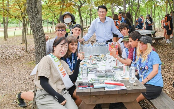 송병억 수도권매립지관리공사 사장이 드림파크 야생화단지에서잼버리 이탈리아 대표단과 기념 촬영하고 있다.