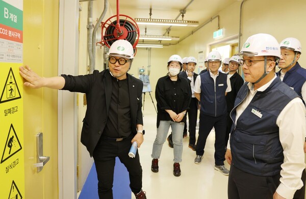 황주호 한수원 사장이 한빛원자력본부에서 안전디자인 개발 업체의 설명을 듣고 있다. [제공=한국수력원자력]
