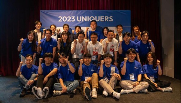 지난 11일 ‘2023 UNIQUERS’ 참가자들이 행사 후 단체 기념 촬영을 하는 모습. (사진=신한은행)