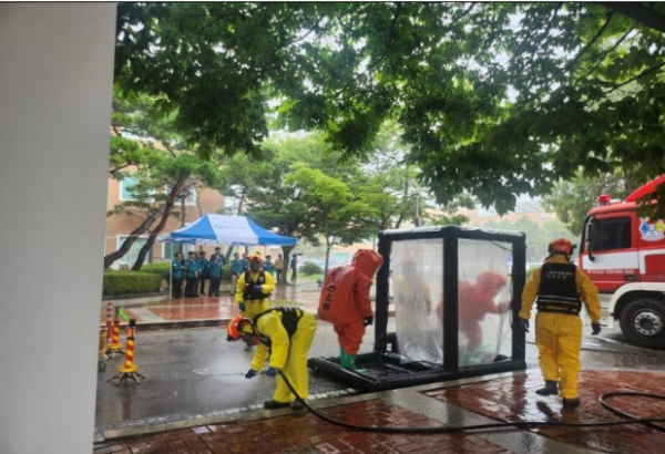 한국환경공단(이사장 안병옥)은 22일 본사(인천서구 소재)에서 17사단,인천서부 119화학대응센터와 합동 훈련을 실시했다.